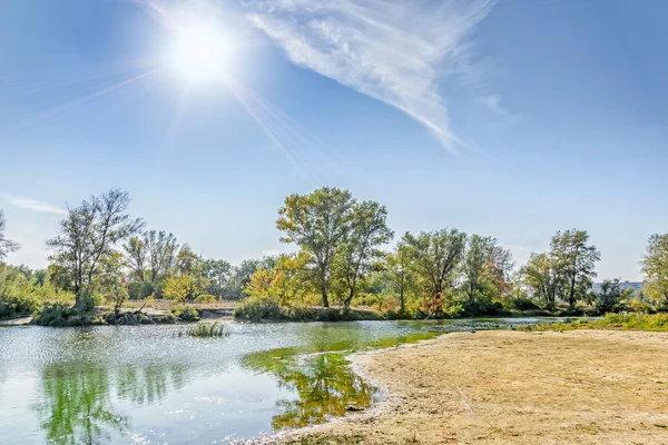 Achtergrondverlichting rivierlandschap — Stockfoto