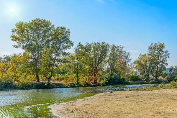 Achtergrondverlichting rivierlandschap — Stockfoto