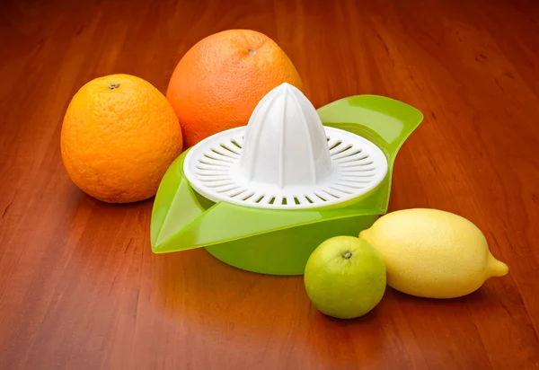 Espremedor e citrinos — Fotografia de Stock