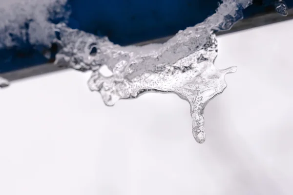 Estalactitas Agua Cayendo Durante Invierno Frío Gris — Foto de Stock