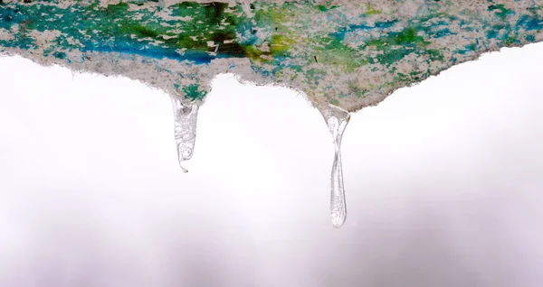 水冷和灰色冬季下降的钟乳石 — 图库照片