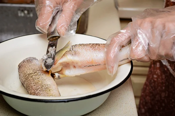 Limpieza de helados de bacalao —  Fotos de Stock