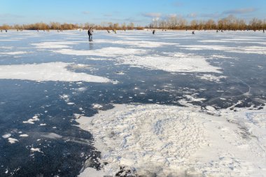 Balıkçılar donmuş Nehri üzerinde