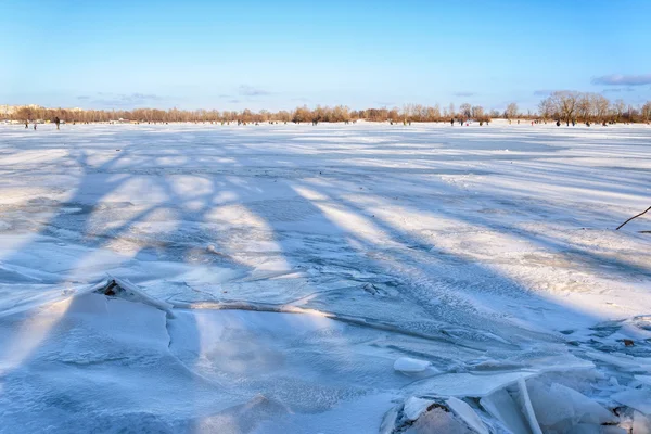 Gebroken ijs op de rivier — Stockfoto