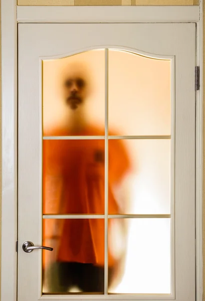 Człowiek za drzwi szklane — Zdjęcie stockowe