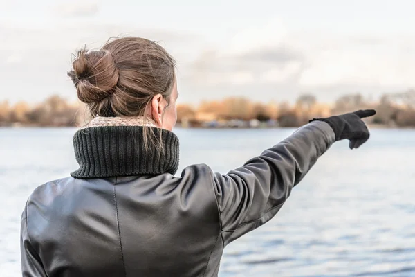 Donna che punta il dito — Foto Stock