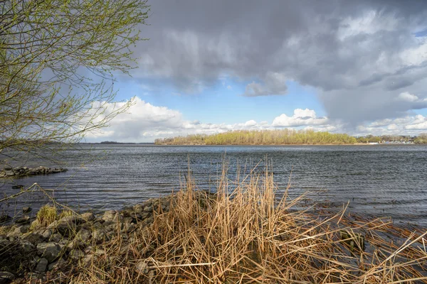 Tormenta de primavera sobre el río — Foto de Stock