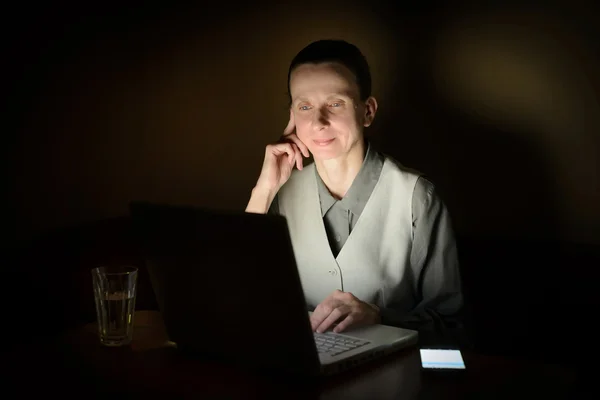 Mujer en el ordenador en la oscuridad —  Fotos de Stock