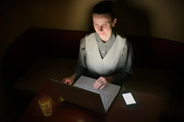 Femme à l'ordinateur dans le noir — Photo