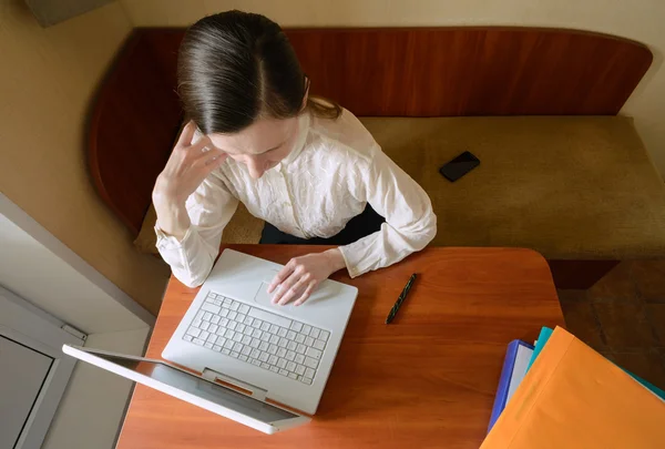 Femme élégante avec ordinateur portable — Photo