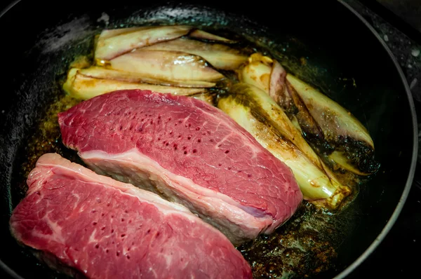 Rinderfilet mit Endivien — Stockfoto