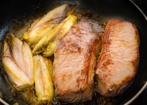 Rinderfilet mit Endivien — Stockfoto