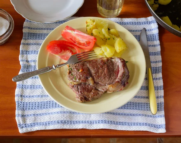 Steak, Tomaten und Kartoffeln — Stockfoto