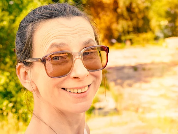 Женщина-ретро в солнечных очках — стоковое фото