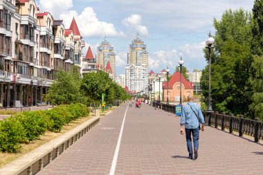 Obolonska Naberezhna Gezinti Yolu