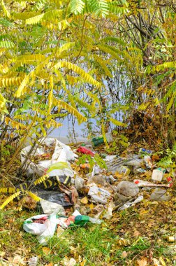 Nehir yakın çöp