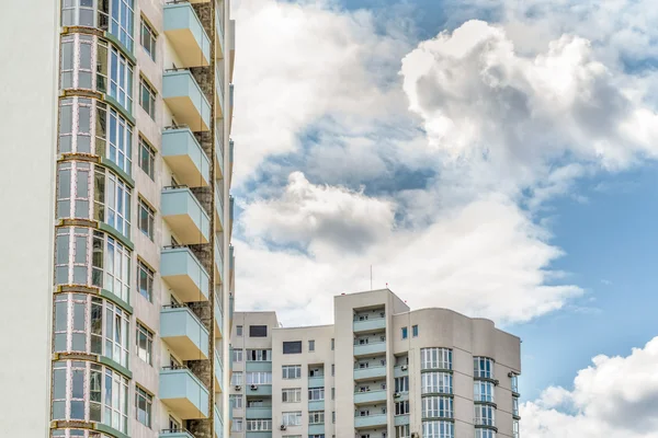 Nuvens e edifícios — Fotografia de Stock