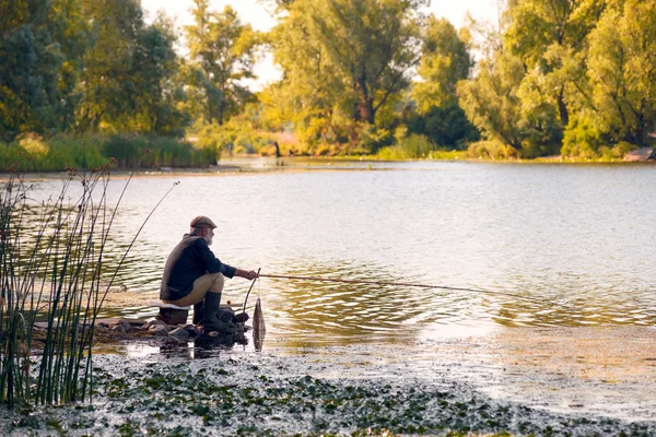 Velho Pescador Está Pegando Peixes Rio Dnieper Kiev Distrito Obolon — Fotografia de Stock