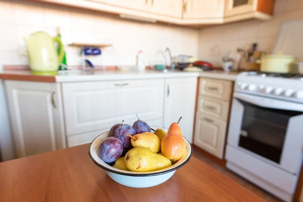 Poires et prunes dans la cuisine — Photo