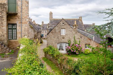 Fransa 'nın başkenti Brittany' deki tarihi Locronan köyünde, parke taşı bir cadde boyunca parlak ortancalarla dolu yemyeşil bir bahçenin yanında pitoresk taştan bir ev duruyor..