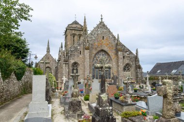 Saint Ronan Katedrali ve Fransa 'nın Finistere Bölümü' nün küçük bir köyü olan Locronan 'daki mezarlık manzarası bulutlu bir yaz sabahında.