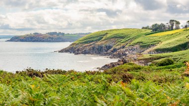 Pointe du Millier deniz feneri Phare Atlantik Okyanusu 'na bakan kayalığın tepesinde, Finistre, Brittany, Fransa' daki Beuzec Cap Sizun köyünün yakınında..