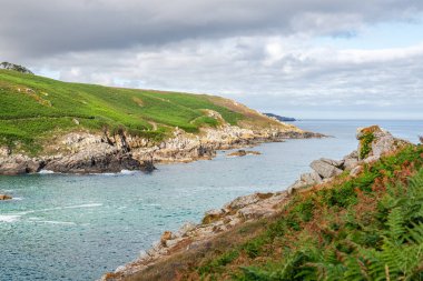 Pointe du Millier deniz feneri Phare Atlantik Okyanusu 'na bakan kayalığın tepesinde, Finistre, Brittany, Fransa' daki Beuzec Cap Sizun köyünün yakınında..