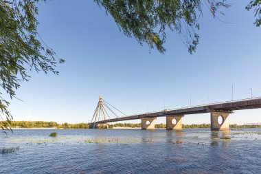 Kiev, Ukrayna, Moskoksky köprü bir gri kış günü sırasında bir görünümünü
