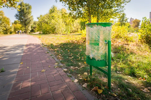 Nuovo Cestino Verde Nel Parco — Foto Stock