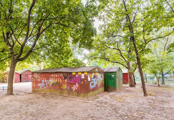 Kiev Ukraine Septembre 2015 Ancien Garage Rouillé Sous Arbre Avec — Photo