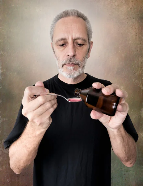 Man drinken hoestsiroop — Stockfoto