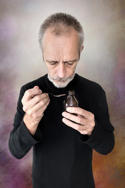 Hombre bebiendo jarabe para la tos — Foto de Stock