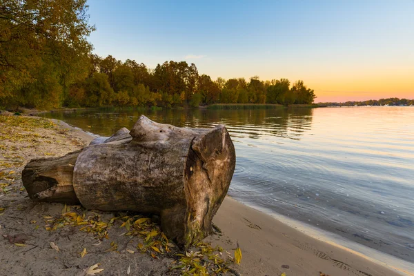 O rio Dnieper ao anoitecer no outono — Fotografia de Stock