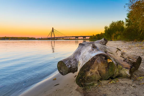 El río Dnieper al anochecer en otoño — Foto de Stock