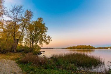 Ağaçlar ve sıcak renkler sonbahar, alacakaranlıkta Dnieper Nehri Kiev, Ukrayna