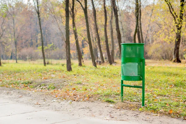 Parkta yeşil çöp kutusu — Stok fotoğraf