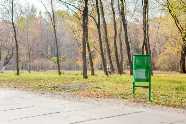 Poubelle verte dans le parc — Photo