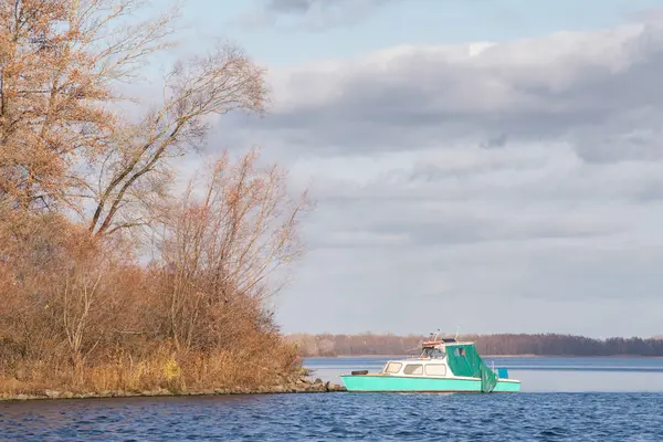 Green Vintage Boat on the River — Stock Photo, Image