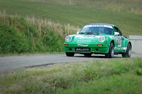 Unidentified drivers on a green vintage Porsche 911 S racing car — Stock Photo, Image