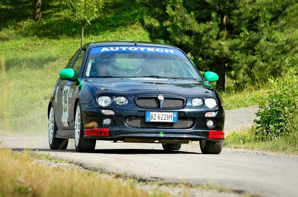 Unidentified drivers on a black vintage MG ZR racing car — Stock Fotó