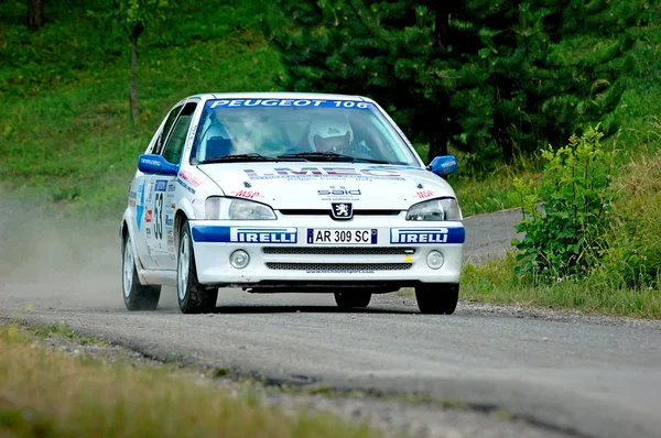 Unidentified drivers on a white vintage Peugeot 106 racing car — Stock Fotó
