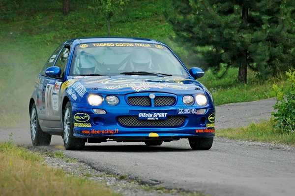 Unidentified drivers on a blue vintage MG ZR racing car — Stock Fotó