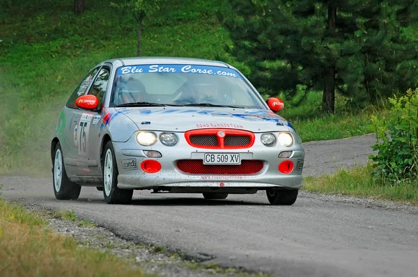 Unidentified drivers on a gray vintage MG ZR racing car — 스톡 사진