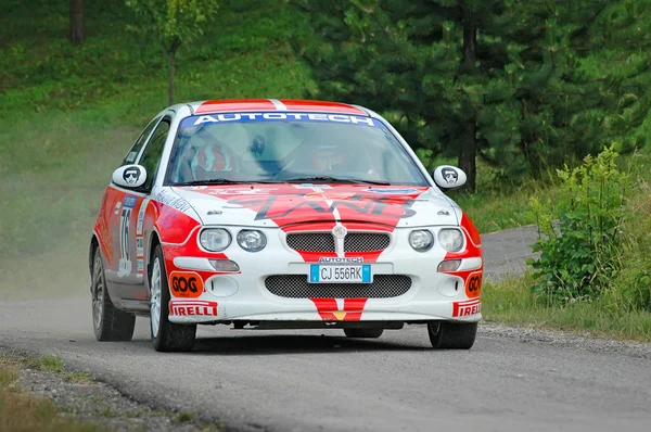 Unidentified drivers on a white and red vintage MG ZR racing car — Zdjęcie stockowe