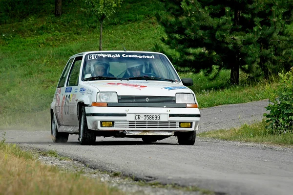 Unidentified drivers on a white vintage Renault 5 racing car — Stock Photo, Image