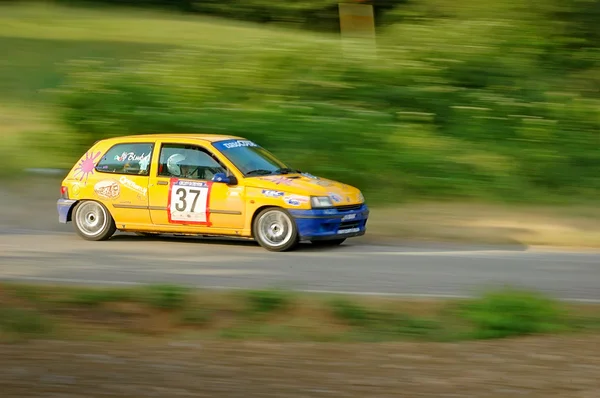 Motoristas não identificados em um carro de corrida Renault Clio vintage amarelo — Fotografia de Stock