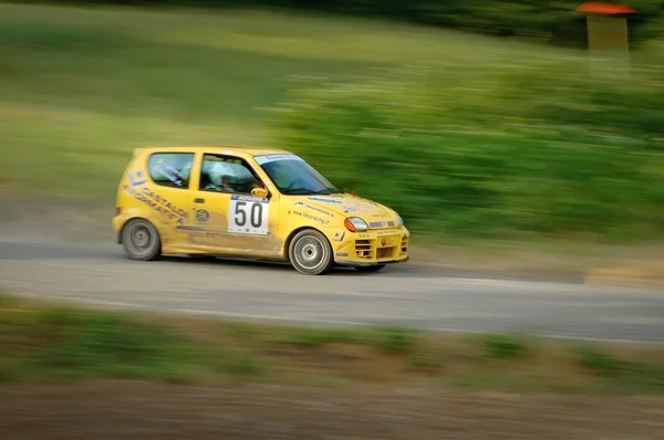 Unidentified drivers on a yellow vintage Fiat 600 racing car — Stockfoto