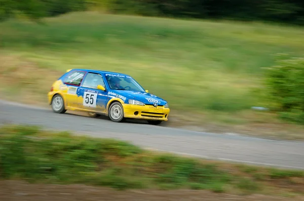 Unidentified drivers on a yellow and blue vintage Peugeot 106 racing car — Stock Photo, Image