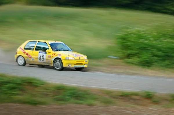 Unidentified drivers on a yellow vintage Peugeot 105 racing car — Stock Photo, Image