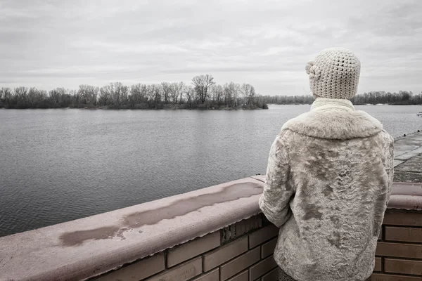 슬픈 겨울 날 동안 강 보고 여자 — 스톡 사진